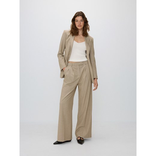 Reserved - Spodnie z zaznaczonym kantem - beżowy ze sklepu Reserved w kategorii Spodnie damskie - zdjęcie 172310621