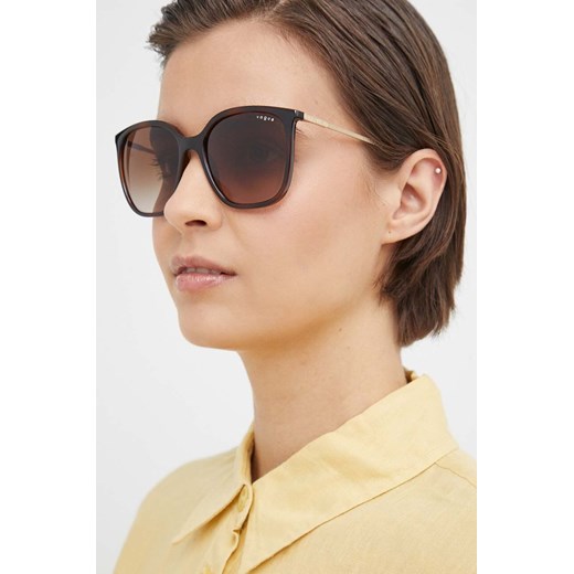 VOGUE okulary przeciwsłoneczne damskie kolor brązowy 0VO5564S Vogue 54 ANSWEAR.com