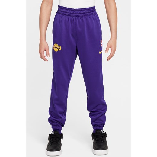 Spodnie dla dużych dzieci Nike Dri-FIT NBA Los Angeles Lakers Spotlight - Fiolet ze sklepu Nike poland w kategorii Spodnie chłopięce - zdjęcie 172330184