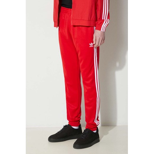 adidas Originals spodnie dresowe Adicolor Classics SST Track Pants kolor czerwony z aplikacją  IM4543 ze sklepu PRM w kategorii Spodnie męskie - zdjęcie 172332634