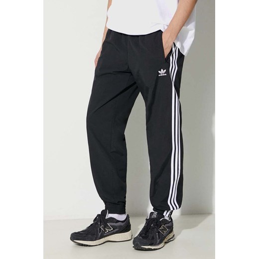 adidas Originals spodnie Adicolor Woven Firebird Track Top męskie kolor czarny wzorzyste IT2501 ze sklepu PRM w kategorii Spodnie męskie - zdjęcie 172333211