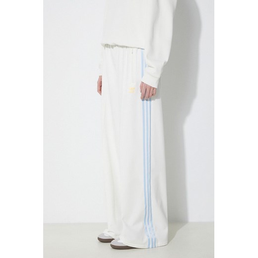 adidas Originals spodnie dresowe kolor biały z aplikacją IT9838 ze sklepu PRM w kategorii Spodnie damskie - zdjęcie 172333584