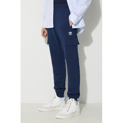 adidas Originals spodnie dresowe Trefoil Essentials Cargo Pants kolor niebieski z aplikacją IP2757 ze sklepu PRM w kategorii Spodnie męskie - zdjęcie 172333622