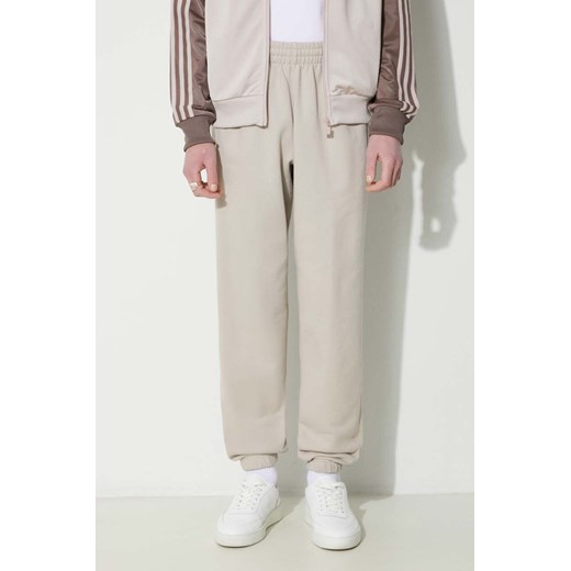 adidas Originals spodnie dresowe bawełniane kolor beżowy gładkie IR7887 ze sklepu PRM w kategorii Spodnie męskie - zdjęcie 172333650