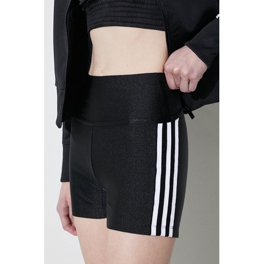 adidas Originals szorty damskie kolor czarny z aplikacją high waist  IP0724 ze sklepu PRM w kategorii Szorty - zdjęcie 172333712