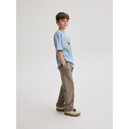 Reserved - Dresowe spodnie z przeszyciami - brązowy ze sklepu Reserved w kategorii Spodnie chłopięce - zdjęcie 172352993