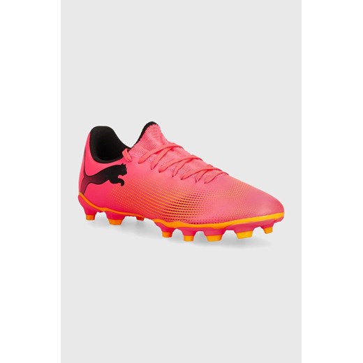 Puma obuwie piłkarskie korki Future 7 Play kolor różowy 107723 ze sklepu ANSWEAR.com w kategorii Buty sportowe męskie - zdjęcie 172358483