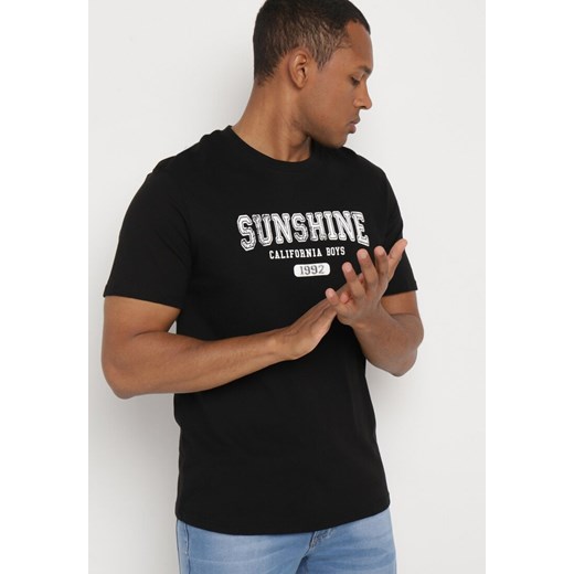 Czarna Bawełniana Koszulka z Krótkim Rękawem i Ozdobnym Nadrukiem Lovetta ze sklepu Born2be Odzież w kategorii T-shirty męskie - zdjęcie 172360260