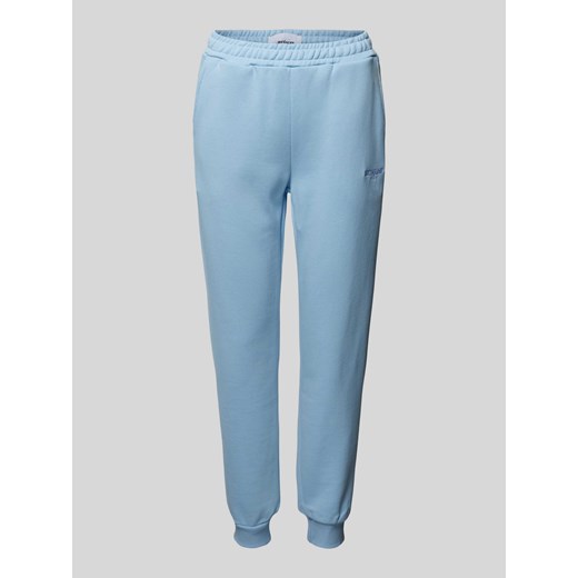 Spodnie dresowe o kroju regular fit z wyhaftowanym logo ze sklepu Peek&Cloppenburg  w kategorii Spodnie damskie - zdjęcie 172361243