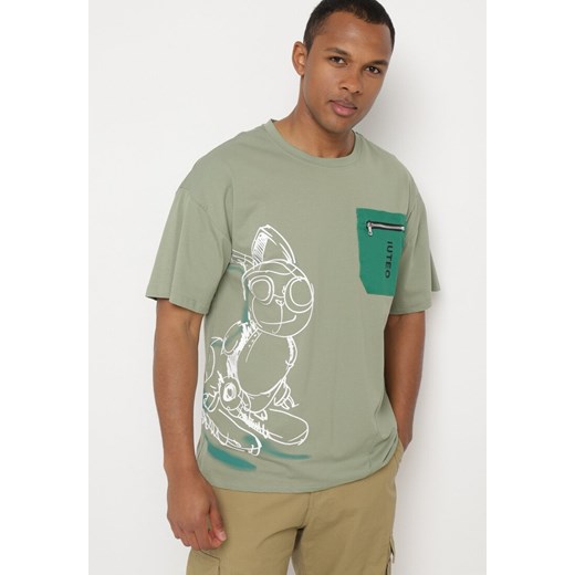 Ciemnozielona Klasyczna Bawełniana Koszulka z Nadrukiem i Kieszonką na Suwak Aliccia ze sklepu Born2be Odzież w kategorii T-shirty męskie - zdjęcie 172366213