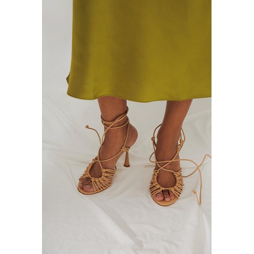 Estro: Beżowe wiązane sandały damskie na obcasie kielichowym ze sklepu Estro w kategorii Sandały damskie - zdjęcie 172393133