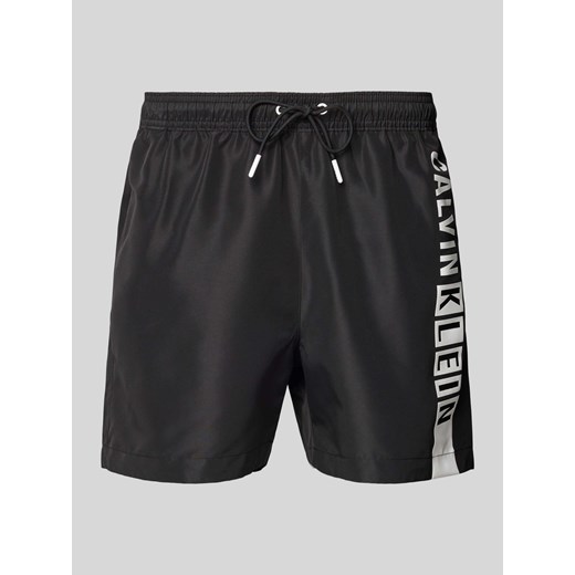 Spodenki kąpielowe o kroju regular fit z nadrukiem z logo ze sklepu Peek&Cloppenburg  w kategorii Kąpielówki - zdjęcie 172418182