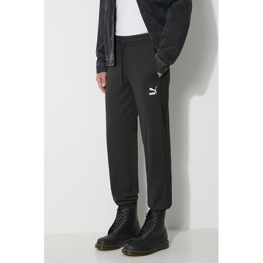 Puma spodnie dresowe T7 kolor czarny gładkie 624329 ze sklepu PRM w kategorii Spodnie męskie - zdjęcie 172423184