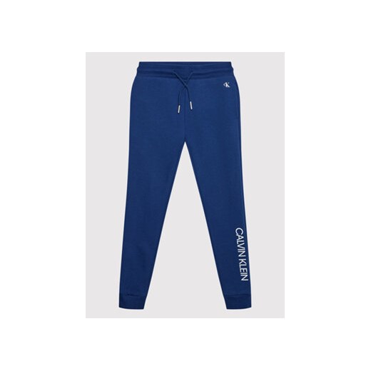 Calvin Klein Jeans Spodnie dresowe Institutional Logo IB0IB00954 Granatowy Regular Fit ze sklepu MODIVO w kategorii Spodnie chłopięce - zdjęcie 172442634