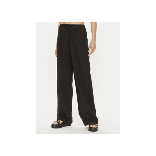 Gina Tricot Spodnie materiałowe 19770 Czarny Regular Fit ze sklepu MODIVO w kategorii Spodnie damskie - zdjęcie 172449880