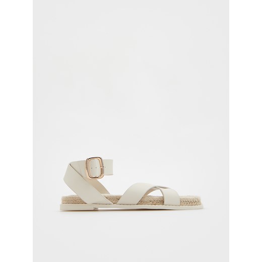 Reserved - Sandały ze skórzanymi paskami - biały ze sklepu Reserved w kategorii Sandały damskie - zdjęcie 172530130