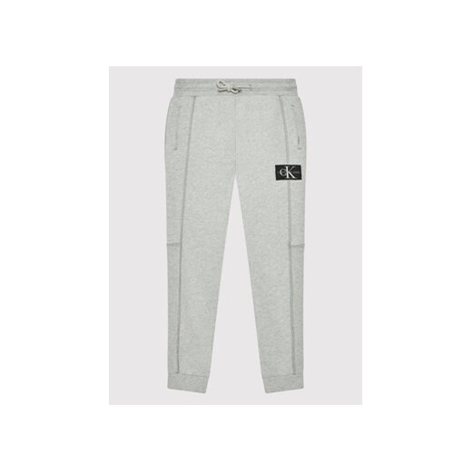 Calvin Klein Jeans Spodnie dresowe Rib Blocking Badge IB0IB00715 Szary Regular Fit ze sklepu MODIVO w kategorii Spodnie chłopięce - zdjęcie 172533354