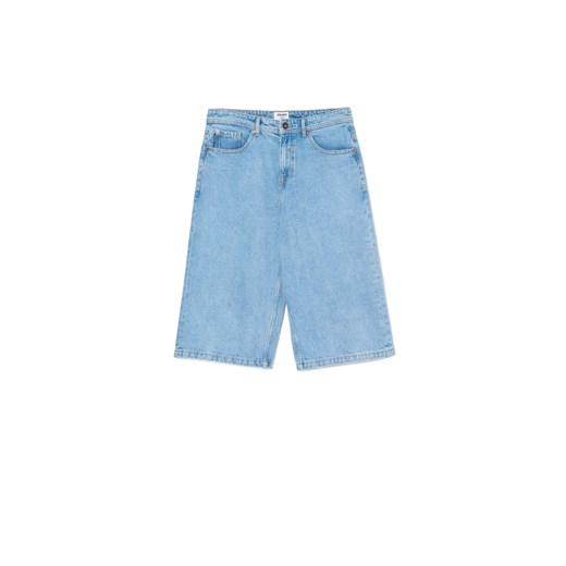 Cropp - Jasne szorty denim long and wide - niebieski ze sklepu Cropp w kategorii Spodenki męskie - zdjęcie 172533451