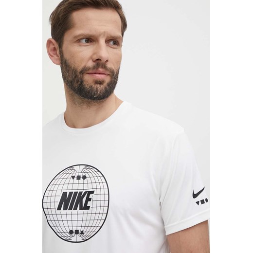 Nike t-shirt treningowy Lead Line kolor biały z nadrukiem ze sklepu ANSWEAR.com w kategorii T-shirty męskie - zdjęcie 172534580