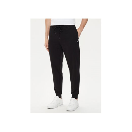 Calvin Klein Jeans Spodnie dresowe Embro J30J326033 Czarny Regular Fit ze sklepu MODIVO w kategorii Spodnie męskie - zdjęcie 172550272