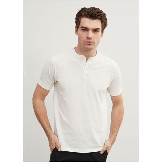 Biała koszulka polo ze stójką Ochnik One Size OCHNIK