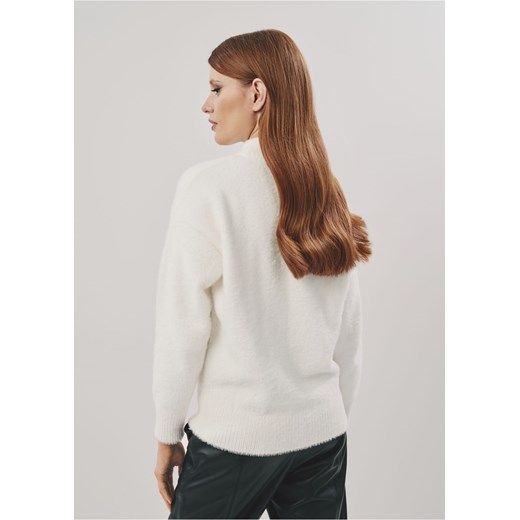 Sweter damski Ochnik biały casual 