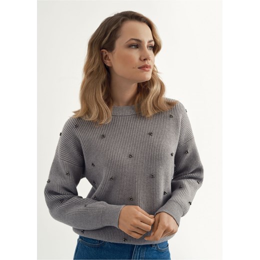 Szary sweter damski z aplikacjami Ochnik One Size promocyjna cena OCHNIK