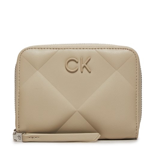 Duży Portfel Damski Calvin Klein Quilt K60K611783 Stoney Beige PEA ze sklepu eobuwie.pl w kategorii Portfele damskie - zdjęcie 172578623