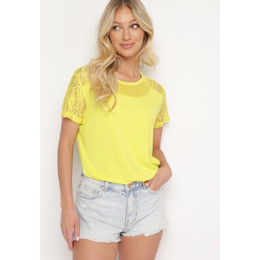 Żółta Koszulka T-shirt z Wiskozy z Krótkim Rękawem i Koronką Relliara ze sklepu Born2be Odzież w kategorii Bluzki damskie - zdjęcie 172586191