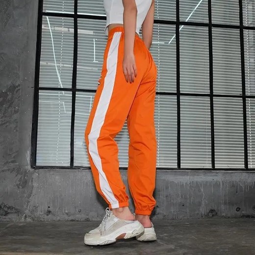 Spodnie dresowe z napisem - Pomarańczowy / M ze sklepu Maybella.pl w kategorii Spodnie damskie - zdjęcie 172590443