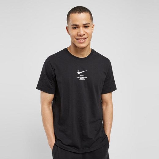 NIKE T-SHIRT SWOOSH TEE BLK TEE ze sklepu JD Sports  w kategorii T-shirty męskie - zdjęcie 172593563