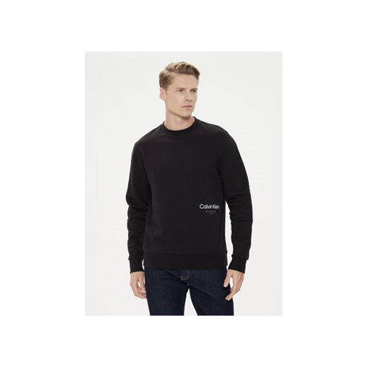 Calvin Klein Bluza Off Placement K10K113095 Czarny Regular Fit ze sklepu MODIVO w kategorii Bluzy męskie - zdjęcie 172598443