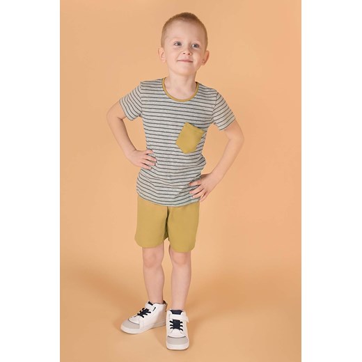 Komplet chłopięcy t-shirt w paski i musztardowe szorty ze sklepu 5.10.15 w kategorii Komplety chłopięce - zdjęcie 172601364
