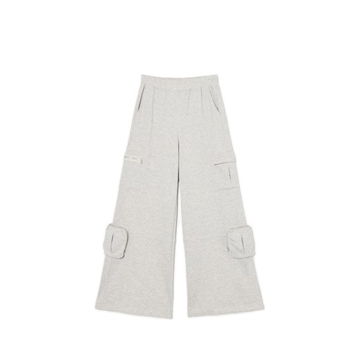 Cropp - Szare spodnie z kieszeniami cargo - jasny szary ze sklepu Cropp w kategorii Spodnie damskie - zdjęcie 172601614