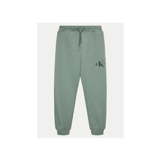 Calvin Klein Jeans Spodnie dresowe Monogram Logo IU0IU00285 D Zielony Regular Fit ze sklepu MODIVO w kategorii Spodnie chłopięce - zdjęcie 172637580