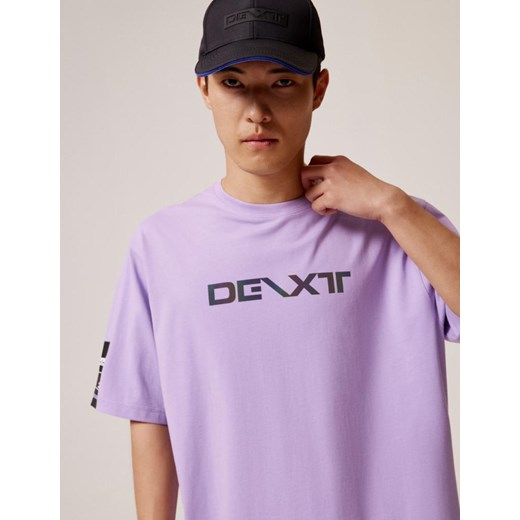 Koszulka DEXT VIBE 01 Purpurowy S ze sklepu Diverse w kategorii T-shirty męskie - zdjęcie 172642832