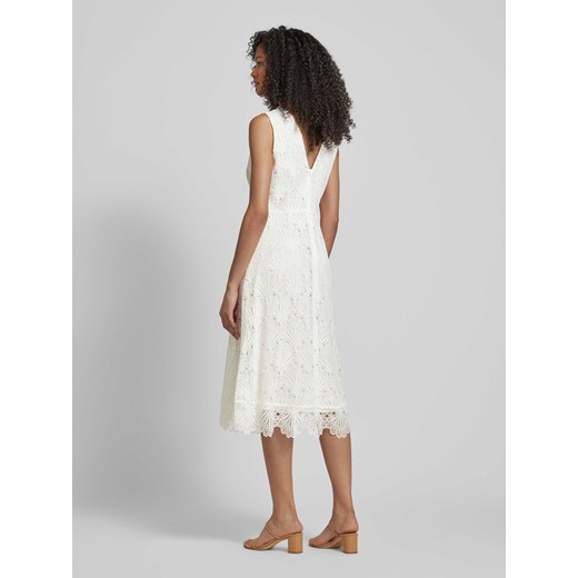 Biała sukienka Comma, elegancka bez rękawów rozkloszowana z dekoltem w serek 