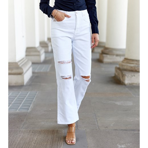 Białe jeansy mom fit z przetarciami Pugliesia ze sklepu gemre w kategorii Jeansy damskie - zdjęcie 172650402
