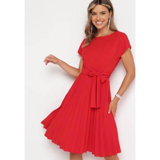 Czerwona Koktajlowa Sukienka z Krótkim Rękawem i Gumką w Talii z Materiałowym Paskiem Javia ze sklepu Born2be Odzież w kategorii Sukienki - zdjęcie 172664761