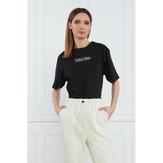 Calvin Klein T-shirt COORDINATES LOGO GRAPHIC T-SHIRT | Regular Fit ze sklepu Gomez Fashion Store w kategorii Bluzki damskie - zdjęcie 172839653