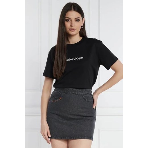 Calvin Klein T-shirt HERO LOGO | Regular Fit ze sklepu Gomez Fashion Store w kategorii Bluzki damskie - zdjęcie 172861411