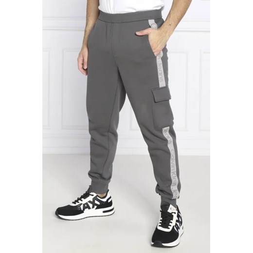 CALVIN KLEIN JEANS Spodnie dresowe LOGO TAPE | Regular Fit ze sklepu Gomez Fashion Store w kategorii Spodnie męskie - zdjęcie 172947924