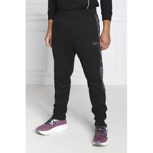 EA7 Spodnie dresowe | Regular Fit ze sklepu Gomez Fashion Store w kategorii Spodnie męskie - zdjęcie 172959821