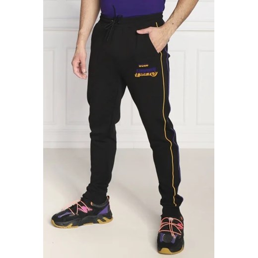 BOSS ORANGE Spodnie dresowe BOSS X NBA Slamdunk2 | Regular Fit ze sklepu Gomez Fashion Store w kategorii Spodnie męskie - zdjęcie 172963690