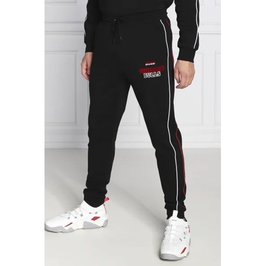 BOSS ORANGE Spodnie dresowe BOSS X NBA Slamdunk2 | Regular Fit ze sklepu Gomez Fashion Store w kategorii Spodnie męskie - zdjęcie 172964022