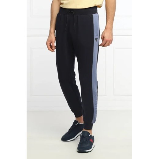 GUESS ACTIVE Spodnie dresowe MERV | Regular Fit ze sklepu Gomez Fashion Store w kategorii Spodnie męskie - zdjęcie 172969892