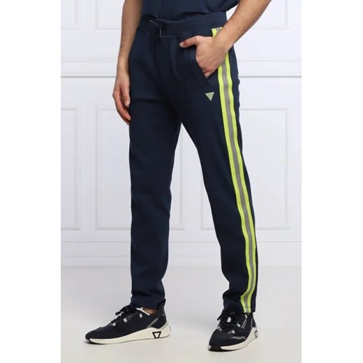 GUESS ACTIVE Spodnie dresowe RUSSELL | Regular Fit ze sklepu Gomez Fashion Store w kategorii Spodnie męskie - zdjęcie 172970261