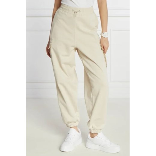 Tommy Jeans Spodnie dresowe | Regular Fit ze sklepu Gomez Fashion Store w kategorii Spodnie damskie - zdjęcie 172982060
