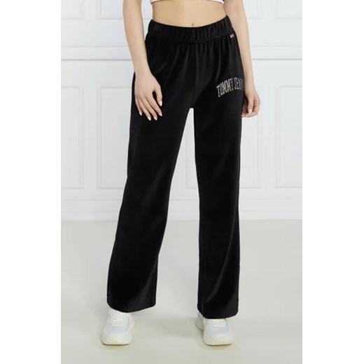 Tommy Jeans Spodnie dresowe TJW RHINESTONE VELOUR SWEATPANT | Relaxed fit ze sklepu Gomez Fashion Store w kategorii Spodnie damskie - zdjęcie 172985573