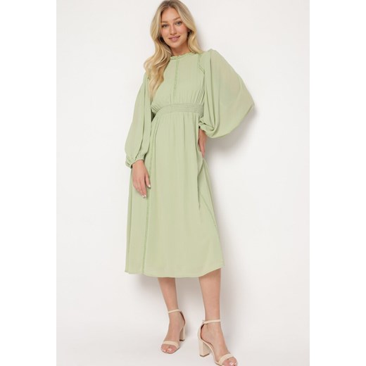 Zielona Elegancka Sukienka Midi z Gumkami w Pasie i Ażurowymi Wstawkami Rouxia ze sklepu Born2be Odzież w kategorii Sukienki - zdjęcie 172998001